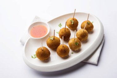 Gevrek Sebze lolipop tarifi mısır unu ve ekmek kırıntıları kaplama ile kaplı baharat ile haşlanmış patates kullanılarak yapılan ve daha sonra derin kızarmış, kürdan veya dondurma stok sos ile eklenen ile servis