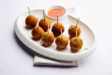 Gevrek Sebze lolipop tarifi mısır unu ve ekmek kırıntıları kaplama ile kaplı baharat ile haşlanmış patates kullanılarak yapılan ve daha sonra derin kızarmış, kürdan veya dondurma stok sos ile eklenen ile servis