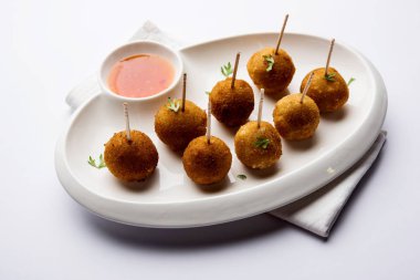 Gevrek Sebze lolipop tarifi mısır unu ve ekmek kırıntıları kaplama ile kaplı baharat ile haşlanmış patates kullanılarak yapılan ve daha sonra derin kızarmış, kürdan veya dondurma stok sos ile eklenen ile servis