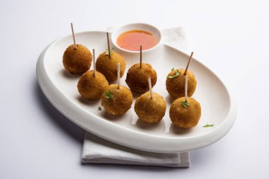 Gevrek Sebze lolipop tarifi mısır unu ve ekmek kırıntıları kaplama ile kaplı baharat ile haşlanmış patates kullanılarak yapılan ve daha sonra derin kızarmış, kürdan veya dondurma stok sos ile eklenen ile servis