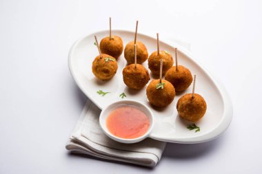 Gevrek Sebze lolipop tarifi mısır unu ve ekmek kırıntıları kaplama ile kaplı baharat ile haşlanmış patates kullanılarak yapılan ve daha sonra derin kızarmış, kürdan veya dondurma stok sos ile eklenen ile servis