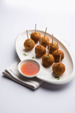 Gevrek Sebze lolipop tarifi mısır unu ve ekmek kırıntıları kaplama ile kaplı baharat ile haşlanmış patates kullanılarak yapılan ve daha sonra derin kızarmış, kürdan veya dondurma stok sos ile eklenen ile servis