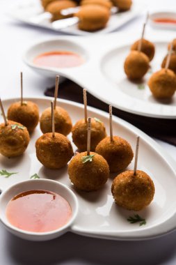 Gevrek Sebze lolipop tarifi mısır unu ve ekmek kırıntıları kaplama ile kaplı baharat ile haşlanmış patates kullanılarak yapılan ve daha sonra derin kızarmış, kürdan veya dondurma stok sos ile eklenen ile servis