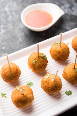Gevrek Sebze lolipop tarifi mısır unu ve ekmek kırıntıları kaplama ile kaplı baharat ile haşlanmış patates kullanılarak yapılan ve daha sonra derin kızarmış, kürdan veya dondurma stok sos ile eklenen ile servis
