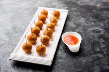 Gevrek Sebze lolipop tarifi mısır unu ve ekmek kırıntıları kaplama ile kaplı baharat ile haşlanmış patates kullanılarak yapılan ve daha sonra derin kızarmış, kürdan veya dondurma stok sos ile eklenen ile servis