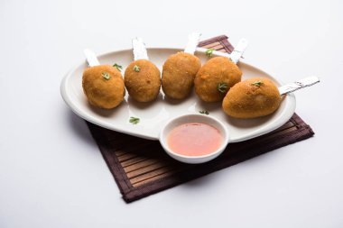 Gevrek Sebze lolipop tarifi mısır unu ve ekmek kırıntıları kaplama ile kaplı baharat ile haşlanmış patates kullanılarak yapılan ve daha sonra derin kızarmış, kürdan veya dondurma stok sos ile eklenen ile servis