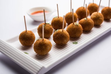 Gevrek Sebze lolipop tarifi mısır unu ve ekmek kırıntıları kaplama ile kaplı baharat ile haşlanmış patates kullanılarak yapılan ve daha sonra derin kızarmış, kürdan veya dondurma stok sos ile eklenen ile servis