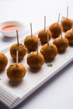 Gevrek Sebze lolipop tarifi mısır unu ve ekmek kırıntıları kaplama ile kaplı baharat ile haşlanmış patates kullanılarak yapılan ve daha sonra derin kızarmış, kürdan veya dondurma stok sos ile eklenen ile servis