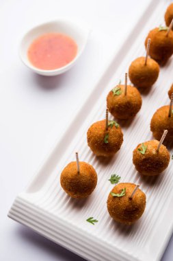 Gevrek Sebze lolipop tarifi mısır unu ve ekmek kırıntıları kaplama ile kaplı baharat ile haşlanmış patates kullanılarak yapılan ve daha sonra derin kızarmış, kürdan veya dondurma stok sos ile eklenen ile servis