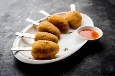 Gevrek Sebze lolipop tarifi mısır unu ve ekmek kırıntıları kaplama ile kaplı baharat ile haşlanmış patates kullanılarak yapılan ve daha sonra derin kızarmış, kürdan veya dondurma stok sos ile eklenen ile servis