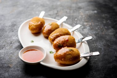 Gevrek Sebze lolipop tarifi mısır unu ve ekmek kırıntıları kaplama ile kaplı baharat ile haşlanmış patates kullanılarak yapılan ve daha sonra derin kızarmış, kürdan veya dondurma stok sos ile eklenen ile servis