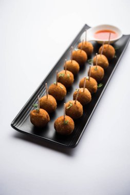 Gevrek Sebze lolipop tarifi mısır unu ve ekmek kırıntıları kaplama ile kaplı baharat ile haşlanmış patates kullanılarak yapılan ve daha sonra derin kızarmış, kürdan veya dondurma stok sos ile eklenen ile servis