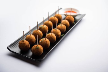 Gevrek Sebze lolipop tarifi mısır unu ve ekmek kırıntıları kaplama ile kaplı baharat ile haşlanmış patates kullanılarak yapılan ve daha sonra derin kızarmış, kürdan veya dondurma stok sos ile eklenen ile servis