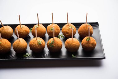 Gevrek Sebze lolipop tarifi mısır unu ve ekmek kırıntıları kaplama ile kaplı baharat ile haşlanmış patates kullanılarak yapılan ve daha sonra derin kızarmış, kürdan veya dondurma stok sos ile eklenen ile servis