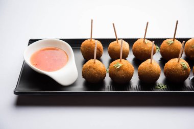 Gevrek Sebze lolipop tarifi mısır unu ve ekmek kırıntıları kaplama ile kaplı baharat ile haşlanmış patates kullanılarak yapılan ve daha sonra derin kızarmış, kürdan veya dondurma stok sos ile eklenen ile servis