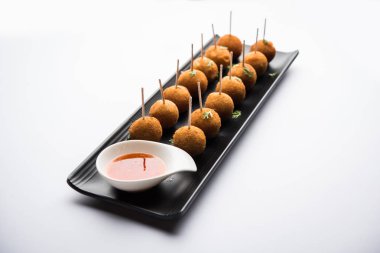 Gevrek Sebze lolipop tarifi mısır unu ve ekmek kırıntıları kaplama ile kaplı baharat ile haşlanmış patates kullanılarak yapılan ve daha sonra derin kızarmış, kürdan veya dondurma stok sos ile eklenen ile servis