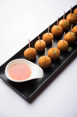 Gevrek Sebze lolipop tarifi mısır unu ve ekmek kırıntıları kaplama ile kaplı baharat ile haşlanmış patates kullanılarak yapılan ve daha sonra derin kızarmış, kürdan veya dondurma stok sos ile eklenen ile servis