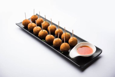 Gevrek Sebze lolipop tarifi mısır unu ve ekmek kırıntıları kaplama ile kaplı baharat ile haşlanmış patates kullanılarak yapılan ve daha sonra derin kızarmış, kürdan veya dondurma stok sos ile eklenen ile servis