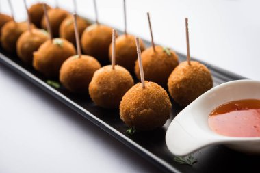 Gevrek Sebze lolipop tarifi mısır unu ve ekmek kırıntıları kaplama ile kaplı baharat ile haşlanmış patates kullanılarak yapılan ve daha sonra derin kızarmış, kürdan veya dondurma stok sos ile eklenen ile servis