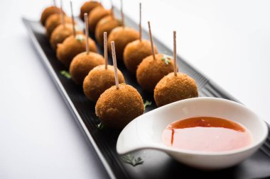 Gevrek Sebze lolipop tarifi mısır unu ve ekmek kırıntıları kaplama ile kaplı baharat ile haşlanmış patates kullanılarak yapılan ve daha sonra derin kızarmış, kürdan veya dondurma stok sos ile eklenen ile servis