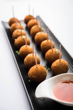 Gevrek Sebze lolipop tarifi mısır unu ve ekmek kırıntıları kaplama ile kaplı baharat ile haşlanmış patates kullanılarak yapılan ve daha sonra derin kızarmış, kürdan veya dondurma stok sos ile eklenen ile servis