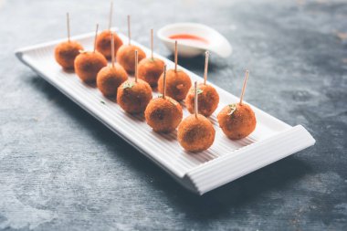 Gevrek Sebze lolipop tarifi mısır unu ve ekmek kırıntıları kaplama ile kaplı baharat ile haşlanmış patates kullanılarak yapılan ve daha sonra derin kızarmış, kürdan veya dondurma stok sos ile eklenen ile servis