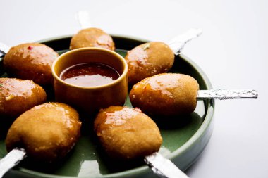 Gevrek Sebze lolipop tarifi mısır unu ve ekmek kırıntıları kaplama ile kaplı baharat ile haşlanmış patates kullanılarak yapılan ve daha sonra derin kızarmış, kürdan veya dondurma stok sos ile eklenen ile servis