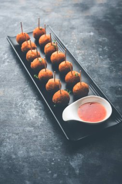 Gevrek Sebze lolipop tarifi mısır unu ve ekmek kırıntıları kaplama ile kaplı baharat ile haşlanmış patates kullanılarak yapılan ve daha sonra derin kızarmış, kürdan veya dondurma stok sos ile eklenen ile servis