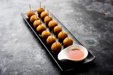 Gevrek Sebze lolipop tarifi mısır unu ve ekmek kırıntıları kaplama ile kaplı baharat ile haşlanmış patates kullanılarak yapılan ve daha sonra derin kızarmış, kürdan veya dondurma stok sos ile eklenen ile servis