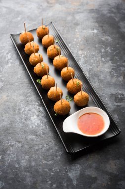 Gevrek Sebze lolipop tarifi mısır unu ve ekmek kırıntıları kaplama ile kaplı baharat ile haşlanmış patates kullanılarak yapılan ve daha sonra derin kızarmış, kürdan veya dondurma stok sos ile eklenen ile servis