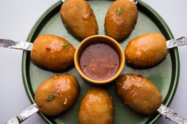 Gevrek Sebze lolipop tarifi mısır unu ve ekmek kırıntıları kaplama ile kaplı baharat ile haşlanmış patates kullanılarak yapılan ve daha sonra derin kızarmış, kürdan veya dondurma stok sos ile eklenen ile servis