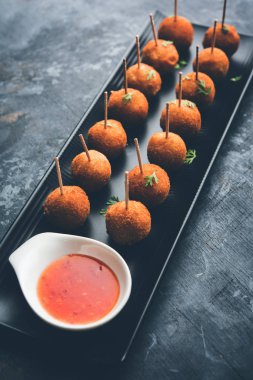 Gevrek Sebze lolipop tarifi mısır unu ve ekmek kırıntıları kaplama ile kaplı baharat ile haşlanmış patates kullanılarak yapılan ve daha sonra derin kızarmış, kürdan veya dondurma stok sos ile eklenen ile servis