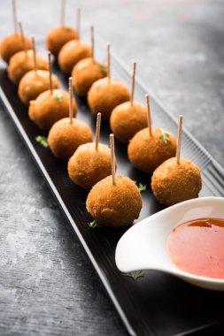 Gevrek Sebze lolipop tarifi mısır unu ve ekmek kırıntıları kaplama ile kaplı baharat ile haşlanmış patates kullanılarak yapılan ve daha sonra derin kızarmış, kürdan veya dondurma stok sos ile eklenen ile servis