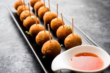 Gevrek Sebze lolipop tarifi mısır unu ve ekmek kırıntıları kaplama ile kaplı baharat ile haşlanmış patates kullanılarak yapılan ve daha sonra derin kızarmış, kürdan veya dondurma stok sos ile eklenen ile servis