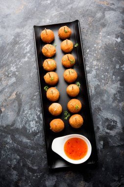 Gevrek Sebze lolipop tarifi mısır unu ve ekmek kırıntıları kaplama ile kaplı baharat ile haşlanmış patates kullanılarak yapılan ve daha sonra derin kızarmış, kürdan veya dondurma stok sos ile eklenen ile servis