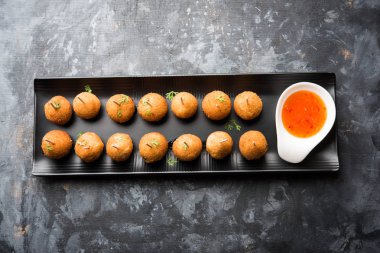 Gevrek Sebze lolipop tarifi mısır unu ve ekmek kırıntıları kaplama ile kaplı baharat ile haşlanmış patates kullanılarak yapılan ve daha sonra derin kızarmış, kürdan veya dondurma stok sos ile eklenen ile servis