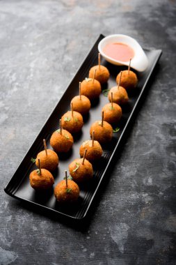 Gevrek Sebze lolipop tarifi mısır unu ve ekmek kırıntıları kaplama ile kaplı baharat ile haşlanmış patates kullanılarak yapılan ve daha sonra derin kızarmış, kürdan veya dondurma stok sos ile eklenen ile servis