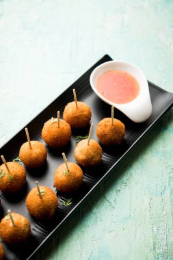 Gevrek Sebze lolipop tarifi mısır unu ve ekmek kırıntıları kaplama ile kaplı baharat ile haşlanmış patates kullanılarak yapılan ve daha sonra derin kızarmış, kürdan veya dondurma stok sos ile eklenen ile servis