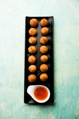 Gevrek Sebze lolipop tarifi mısır unu ve ekmek kırıntıları kaplama ile kaplı baharat ile haşlanmış patates kullanılarak yapılan ve daha sonra derin kızarmış, kürdan veya dondurma stok sos ile eklenen ile servis