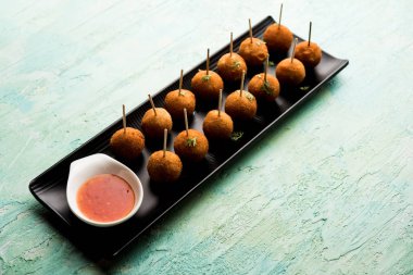 Gevrek Sebze lolipop tarifi mısır unu ve ekmek kırıntıları kaplama ile kaplı baharat ile haşlanmış patates kullanılarak yapılan ve daha sonra derin kızarmış, kürdan veya dondurma stok sos ile eklenen ile servis