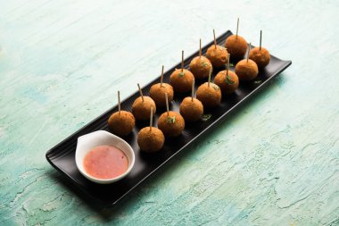 Gevrek Sebze lolipop tarifi mısır unu ve ekmek kırıntıları kaplama ile kaplı baharat ile haşlanmış patates kullanılarak yapılan ve daha sonra derin kızarmış, kürdan veya dondurma stok sos ile eklenen ile servis