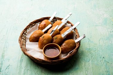 Gevrek Sebze lolipop tarifi mısır unu ve ekmek kırıntıları kaplama ile kaplı baharat ile haşlanmış patates kullanılarak yapılan ve daha sonra derin kızarmış, kürdan veya dondurma stok sos ile eklenen ile servis