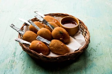 Gevrek Sebze lolipop tarifi mısır unu ve ekmek kırıntıları kaplama ile kaplı baharat ile haşlanmış patates kullanılarak yapılan ve daha sonra derin kızarmış, kürdan veya dondurma stok sos ile eklenen ile servis