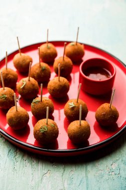 Gevrek Sebze lolipop tarifi mısır unu ve ekmek kırıntıları kaplama ile kaplı baharat ile haşlanmış patates kullanılarak yapılan ve daha sonra derin kızarmış, kürdan veya dondurma stok sos ile eklenen ile servis