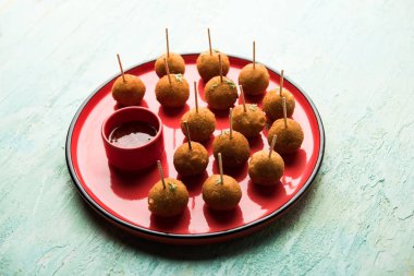 Gevrek Sebze lolipop tarifi mısır unu ve ekmek kırıntıları kaplama ile kaplı baharat ile haşlanmış patates kullanılarak yapılan ve daha sonra derin kızarmış, kürdan veya dondurma stok sos ile eklenen ile servis