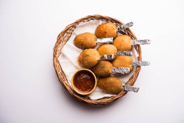 Gevrek Sebze lolipop tarifi mısır unu ve ekmek kırıntıları kaplama ile kaplı baharat ile haşlanmış patates kullanılarak yapılan ve daha sonra derin kızarmış, kürdan veya dondurma stok sos ile eklenen ile servis