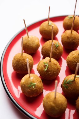 Gevrek Sebze lolipop tarifi mısır unu ve ekmek kırıntıları kaplama ile kaplı baharat ile haşlanmış patates kullanılarak yapılan ve daha sonra derin kızarmış, kürdan veya dondurma stok sos ile eklenen ile servis
