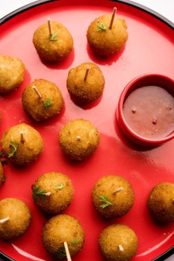 Gevrek Sebze lolipop tarifi mısır unu ve ekmek kırıntıları kaplama ile kaplı baharat ile haşlanmış patates kullanılarak yapılan ve daha sonra derin kızarmış, kürdan veya dondurma stok sos ile eklenen ile servis