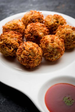 Crispy Noodles / maggie Pakora veya pakoda popüler bir indochinese sokak gıda ketçap ile servis edilir