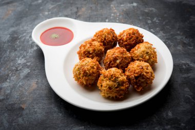 Crispy Noodles / maggie Pakora veya pakoda popüler bir indochinese sokak gıda ketçap ile servis edilir